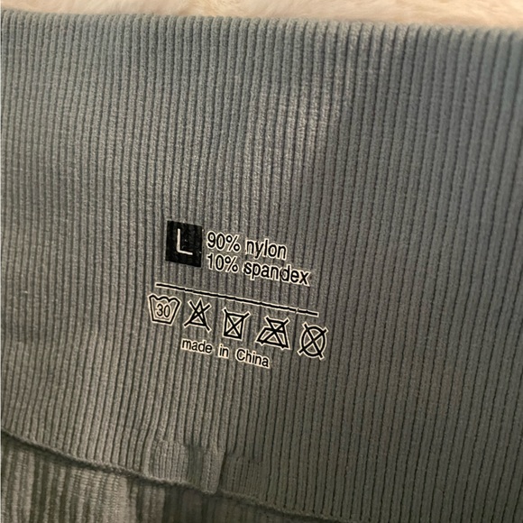 Work out set, thick material, not see through both top and bottom are size L - Picture 3 of 3